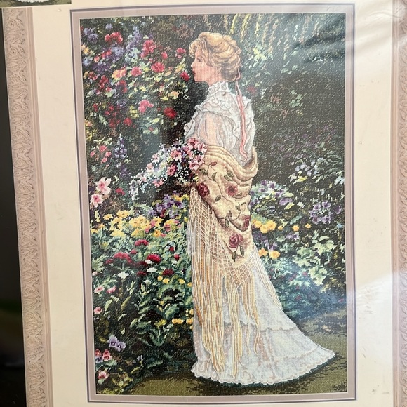 DIMENSIONS THE GOLD COLLECTION IN HER GARDEN - Picture 3 of 4